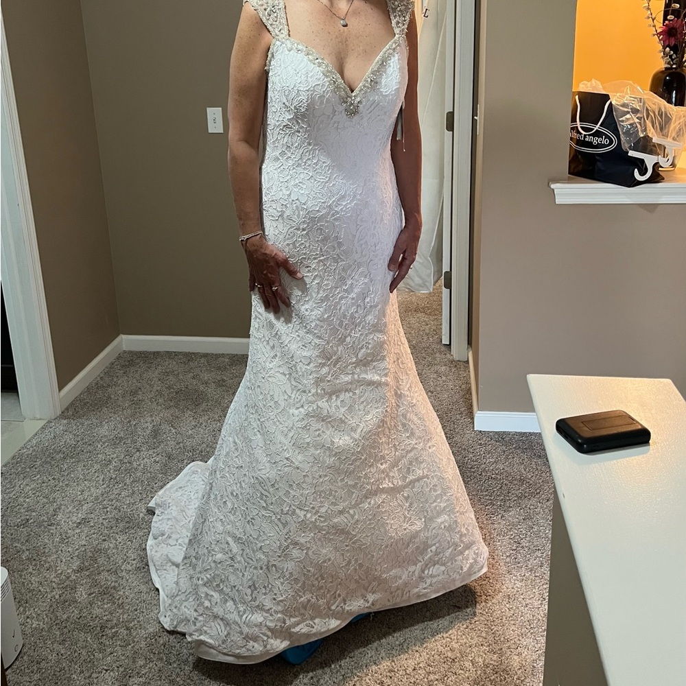 Elegant White‎ Lace Wedding Dress